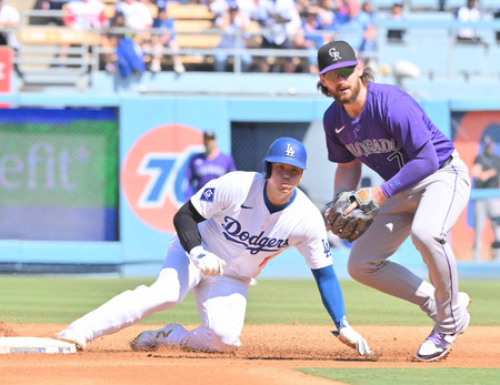 ロッキーズ戦の３回、二盗を決めるドジャースの大谷（左）＝２２日、ロサンゼルス