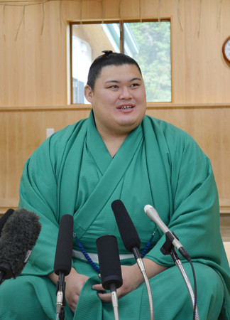 大相撲秋場所で優勝し、一夜明けて記者会見する大の里＝２３日、茨城県阿見町