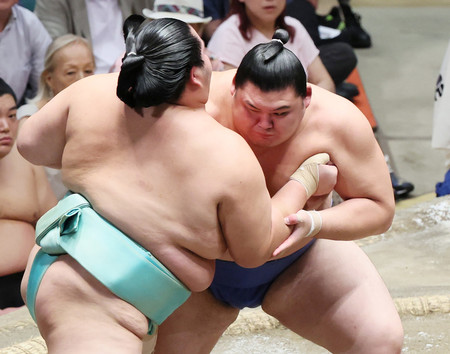 琴桜を攻める大の里（右）＝２０日、東京・両国国技館