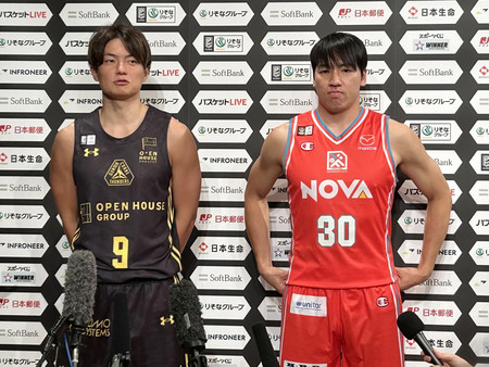 バスケットボール男子Ｂリーグのシーズン開幕前記者会見で取材に応じる広島の山崎（右）、群馬の辻＝２４日、東京都内