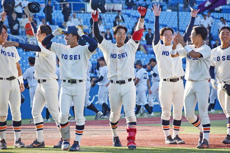 立大戦で勝ち点を挙げ、喜ぶサヨナラ本塁打の松下（中央）ら法大の選手＝２４日、神宮球場