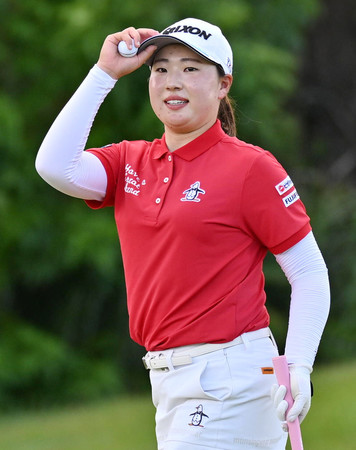 ソニー日本女子プロ選手権で優勝し、笑顔の竹田麗央＝８日、沖縄・かねひで喜瀬ＣＣ