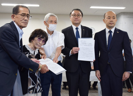 被爆体験者訴訟原告団長の岩永千代子さん（左から２人目）と面会した長崎県の大石賢吾知事（同４人目）と長崎市の鈴木史朗市長（右端）＝２４日午後、同県庁