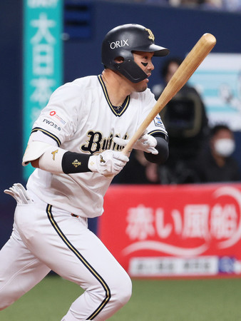 ７回、安打を放つオリックスのＴ―岡田＝２４日、京セラドーム