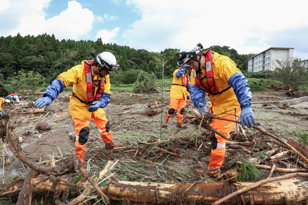 能登大雨、行方不明者の捜索活動を行う消防隊員ら＝２３日、石川県輪島市