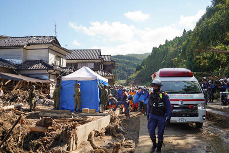 大雨で氾濫した塚田川流域で新たに遺体が発見された捜索現場＝２５日午前、石川県輪島市