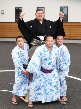 大関昇進の伝達式後、笑顔を見せる大の里（上）＝２５日、茨城県阿見町