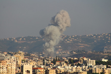 ２４日、レバノン南部で、イスラエル軍の空爆後に立ち上る煙（ＡＦＰ時事）