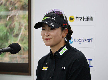 女子ゴルフの日本女子オープン選手権開幕を控えた公式記者会見で、抱負を語る前年優勝の原英莉花＝２５日、茨城・大利根ＣＣ