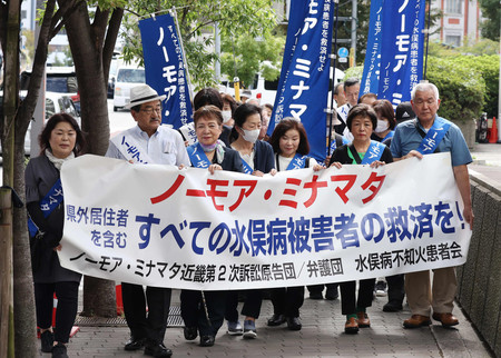 水俣病の救済を巡る集団訴訟の控訴審第１回口頭弁論のため、大阪高裁に向かう原告団と弁護団＝２５日午後、大阪市北区