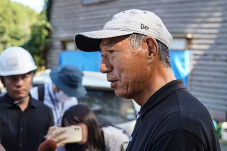 妻の祐子さんが遺体で発見され、取材に応じる井角隆さん＝２５日午後、石川県輪島市