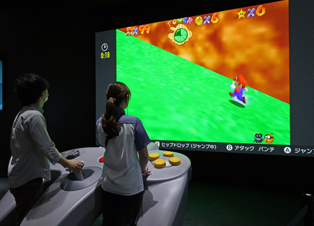 巨大コントローラーで楽しめるＮＩＮＴＥＮＤＯ６４＝２５日、京都府宇治市のニンテンドーミュージアム