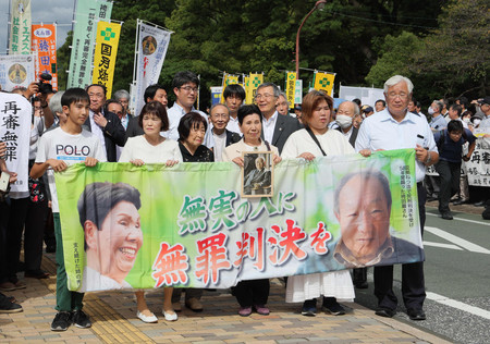 袴田巌さんの再審判決で静岡地裁に入る姉のひで子さん（前列右から３人目）ら＝２６日午後、静岡市葵区