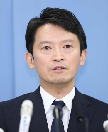 自身の進退について記者会見する兵庫県の斎藤元彦知事＝２６日午後、県庁