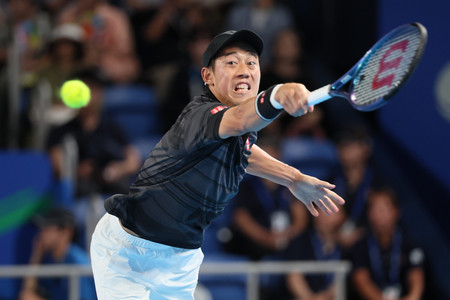 男子シングルス１回戦でプレーする錦織圭＝２６日、東京・有明テニスの森公園