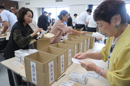 自民党総裁選の党員・党友票の開票作業＝２７日午前、名古屋市の同党愛知県連