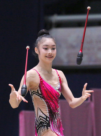 新体操のイオン・カップ世界クラブ選手権でクラブの演技をする岡田華英＝２７日、東京体育館