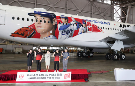 米大リーグ・ドジャースの大谷翔平選手がデザインされた日本航空機＝２８日、東京都大田区