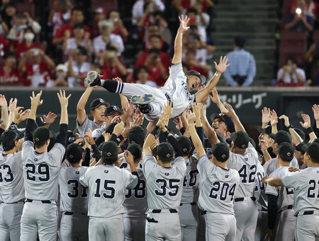 リーグ優勝が決まり、胴上げされる巨人の阿部監督（上）＝２８日、マツダスタジアム