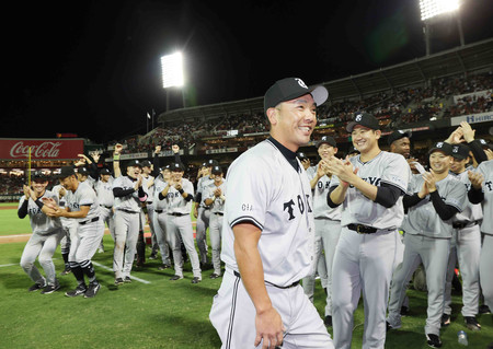 リーグ優勝が決まり、笑顔の巨人・阿部監督（手前）と選手たち＝２８日、マツダスタジアム