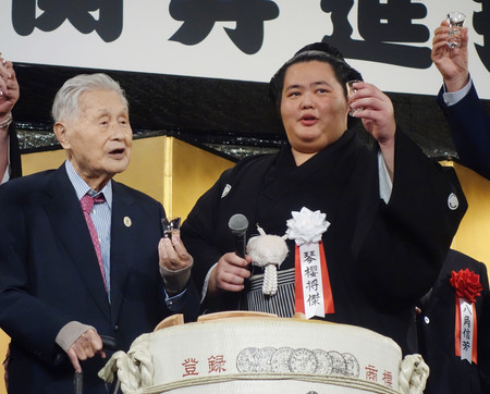 大関昇進披露宴で乾杯する琴桜（右）と森喜朗元首相＝２９日、東京都千代田区