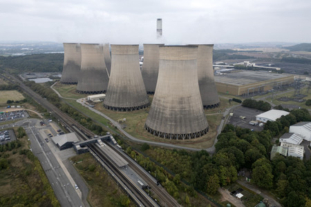 運転を終了するラトクリフ・オン・ソア発電所＝１９日、英中部ノッティンガムシャー州（ＡＦＰ時事）