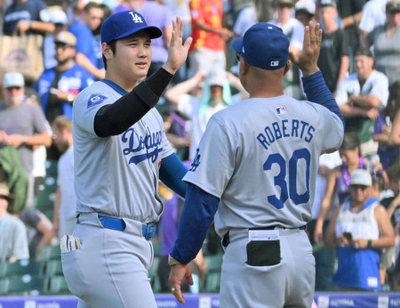 ロッキーズに勝ち、タッチを交わすドジャースの大谷（左）とロバーツ監督＝２９日、デンバー