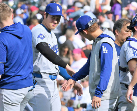 ロッキーズに勝ち、タッチを交わすドジャースの大谷（左）と山本＝２９日、デンバー