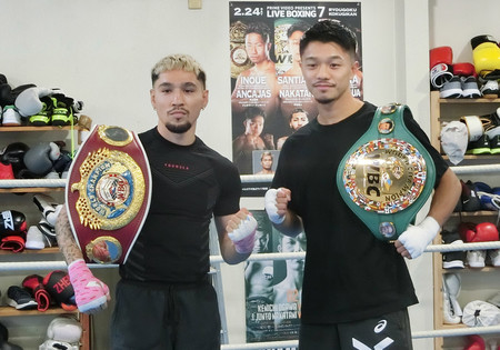 練習を公開したＷＢＣバンタム級王者の中谷潤人（右）と、ＷＢＯフライ級王者のアンソニー・オラスクアガ＝３０日、相模原市