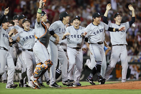 リーグ優勝が決まり、喜ぶ菅野（中央）ら巨人ナイン＝９月２８日、マツダスタジアム