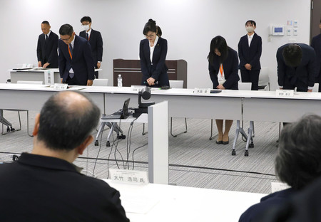 強制不妊手術などを巡る被害回復と差別根絶に向けた基本合意書に調印し、被害者らに謝罪する加藤鮎子こども政策担当相（奥中央）ら＝３０日午後、東京・霞が関のこども家庭庁