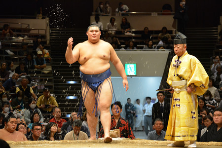 全日本力士選士権大会で、取組前に塩をまく新大関大の里＝３０日、東京・両国国技館