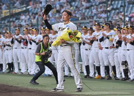 ファイナルピッチセレモニーを終え、観客にあいさつした阪神の秋山（中央）＝３０日、甲子園