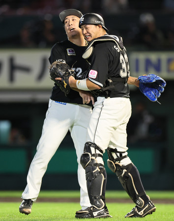 楽天に勝利し、喜ぶロッテの佐藤（右）と益田＝３０日、楽天モバイル