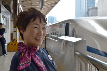 東海道新幹線で４０年間パーサーとして働く佐貫淳子さん＝９月１２日、東京駅