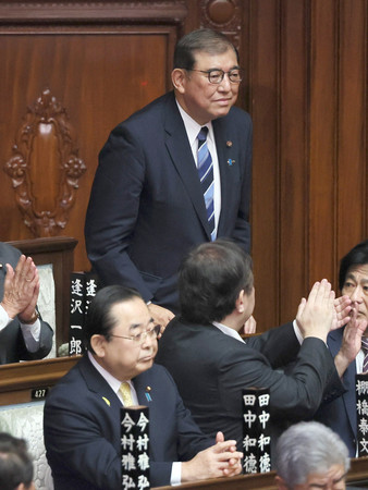 衆院本会議で第１０２代内閣総理大臣に指名された自民党の石破茂総裁（奥）＝１日午後、国会内