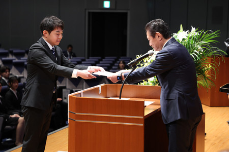 内定通知書を授与する全日本空輸の井上慎一社長（右）＝１日午後、東京都江東区