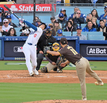 ドジャースの大谷（左）と対戦するパドレスのダルビッシュ（手前）＝４月１４日、ロサンゼルス