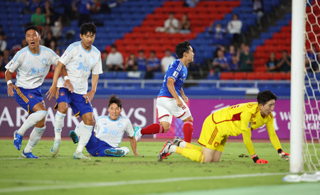 前半、先制のゴールを決めた横浜Ｍの渡辺皓（右から２人目）＝２日、日産スタジアム