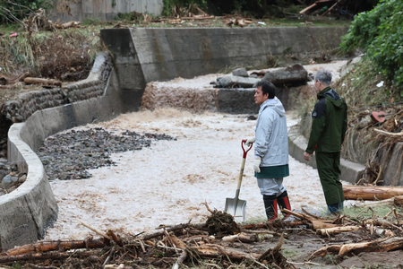 安否不明となっている中学３年の喜三翼音さんを探す父（左）＝９月２３日、石川県輪島市