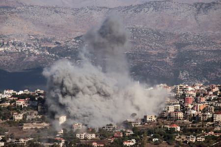 ２日、レバノン南部の村落で、イスラエル軍の空爆を受けて上がる煙（ＡＦＰ時事）