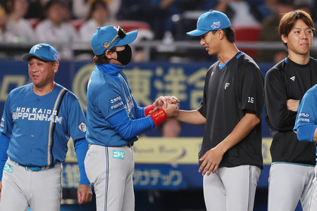 ロッテに勝ってプロ初勝利を挙げ、日本ハムの新庄監督（中央左）と握手する先発の達（同右）＝３日、ゾゾマリン