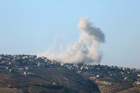 ３日、イスラエル軍の空爆を受けたレバノン南部の村から立ち上る煙（ＥＰＡ時事）