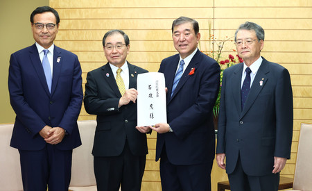 経団連の十倉雅和会長（中央左）から要望書を受け取る石破茂首相（同右）。左端は経済同友会の新浪剛史代表幹事、右端は日本商工会議所の小林健会頭＝４日午後、首相官邸