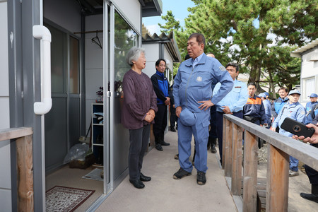 大雨で浸水した仮設住宅を視察する石破茂首相（手前右）＝５日午後、石川県珠洲市