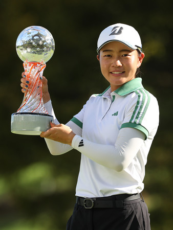 ツアー初優勝を果たした佐藤心結＝６日、静岡・東名ＣＣ