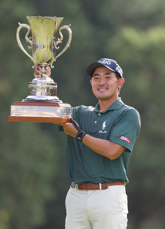 ＡＣＮ男子ゴルフで優勝した金谷拓実＝６日、兵庫・三木ＧＣ