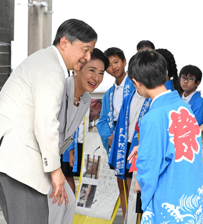 「街並みガイド」を務める地元小学生に声を掛けられる天皇、皇后両陛下＝６日午後、佐賀県鹿島市のＪＲ肥前浜駅（代表撮影）