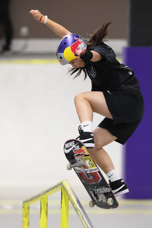 女子決勝で演技する織田夢海＝６日、大阪・ムラサキパークららぽーとエキスポシティー