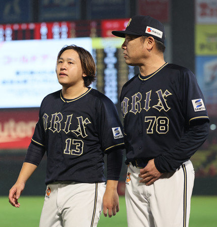 降雨コールドとなった今季最終戦を制し、観客へのあいさつを終えたオリックスの宮城（左）と中嶋監督＝６日、楽天モバイル